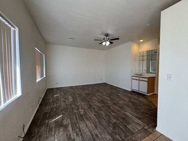 Building Photo - 2834