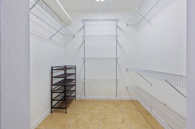 Building Photo - Bright & Airy 3-Bed Home Close to Universi...