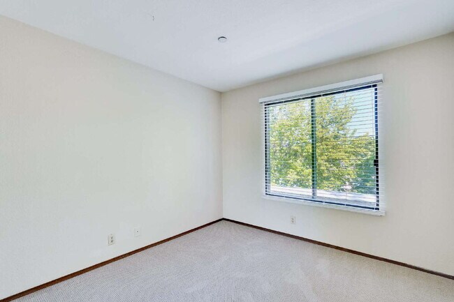 Building Photo - Large, Bright Sunnyvale Townhome near Border of Mountain View