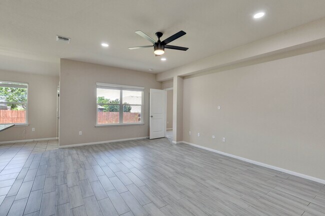 Building Photo - 116 Leona River Trl