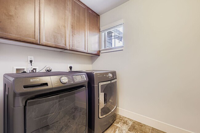 Building Photo - Beautifully Finished 4 Bed 2.5 Bath Bothel...