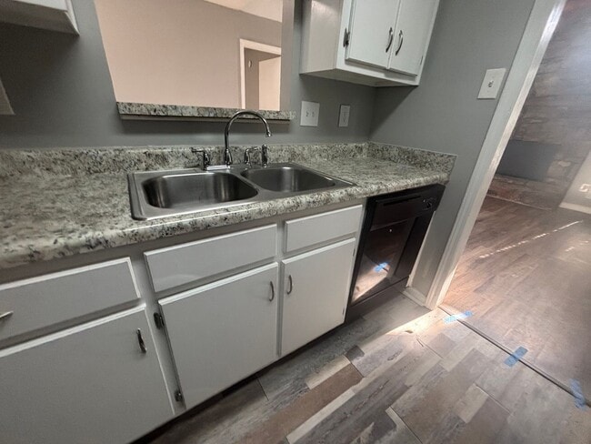 Building Photo - 5756 Crievewood Dr