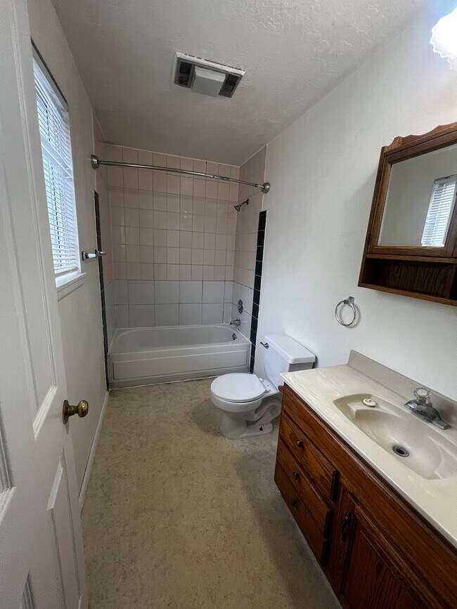 Building Photo - 739 S Arthur Ave