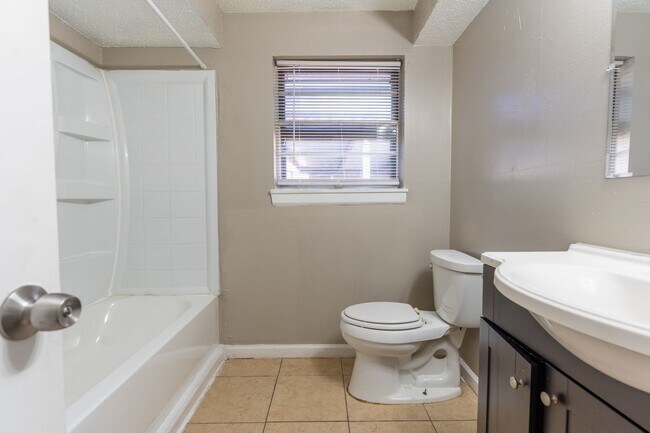 Building Photo - Charming 5-bedroom, 1.5-bathroom home