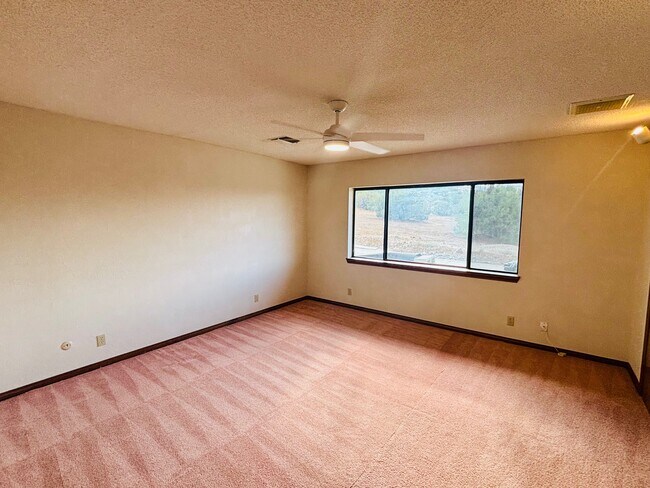 Building Photo - 527 Westlake Dr