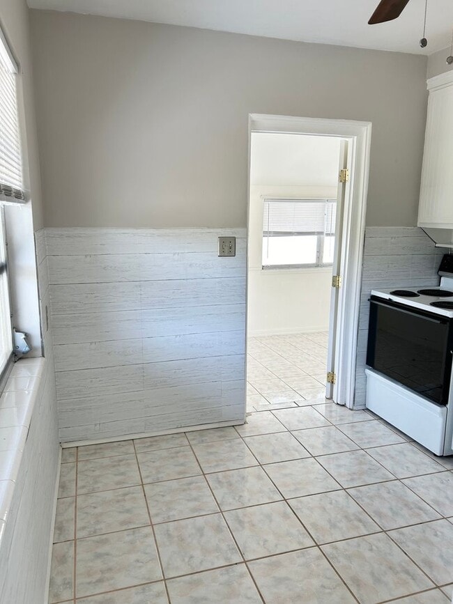 Building Photo - 2 bed 1 Bath House in Ideal Location in St Pete