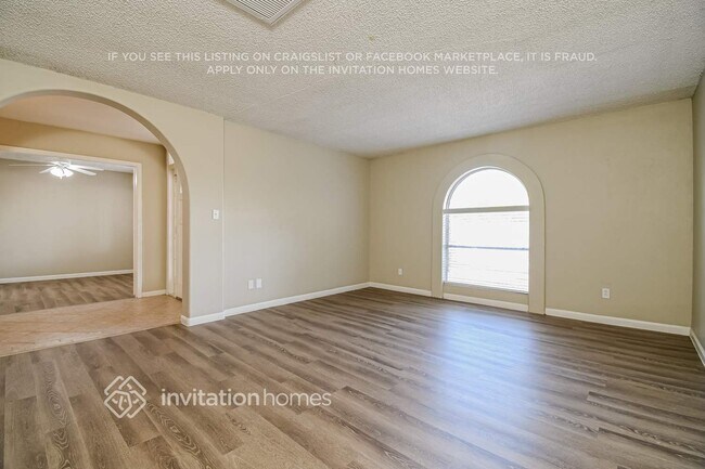 Building Photo - 2742 S Las Palmas