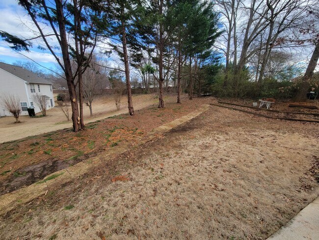 Building Photo - 4 Bedroom, 2.5 Bath Home Available in Hammett Grove Neighborhood