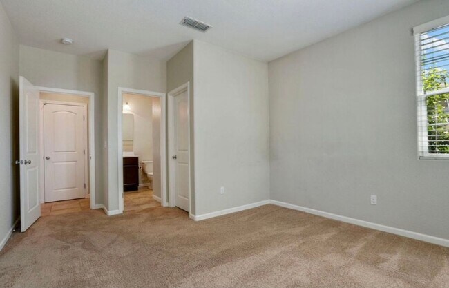 Building Photo - Beautiful 5 Bedroom, 3 Bath Tracy Home / B...