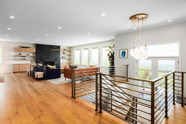 Building Photo - Stunning 5-Bedroom Modern Home with Panora...