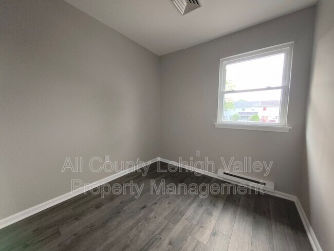 Building Photo - 806 S Armour St