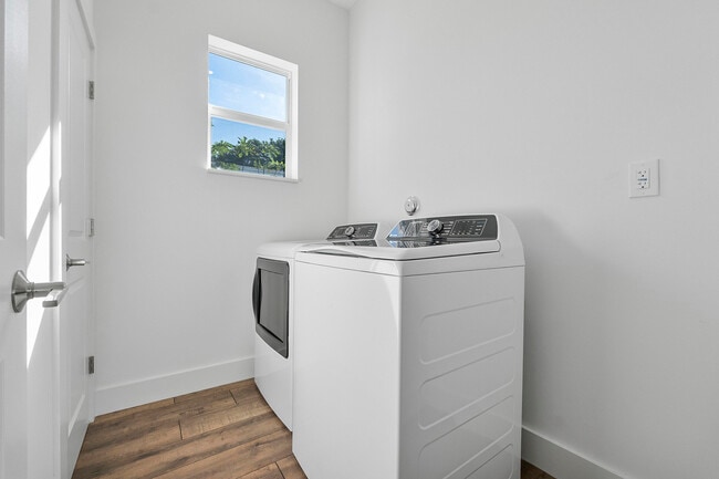 Building Photo - 1573 W 16th St