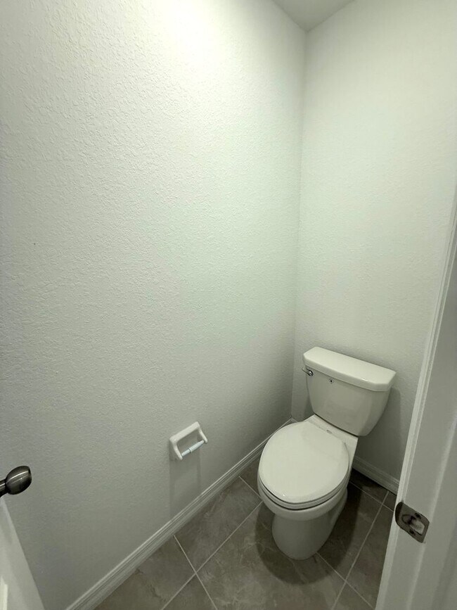 Building Photo - 3-Bed/ 2.5- Bath Modern Townhouse in Lakew...