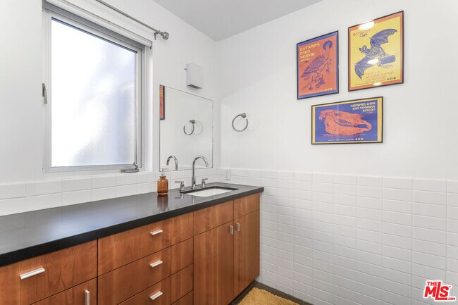 Building Photo - 900 N W Knoll Dr