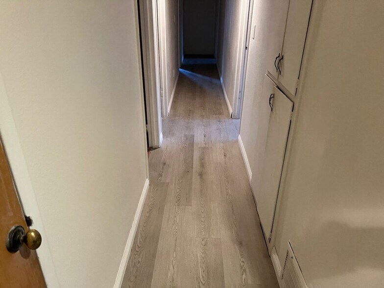 Building Photo - 1039 Barston Ave