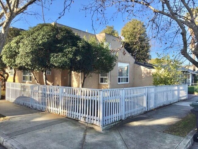 Building Photo - 2 Bed, 1 Bath Duplex Unit with Garage in P...