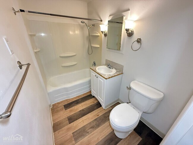 Building Photo - 1420-1420 Queen Ave