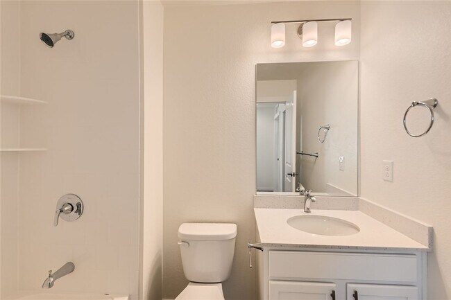 Building Photo - Modern 3BR Townhome | 2-Car Garage | Pool, Gym & Light Rail Access