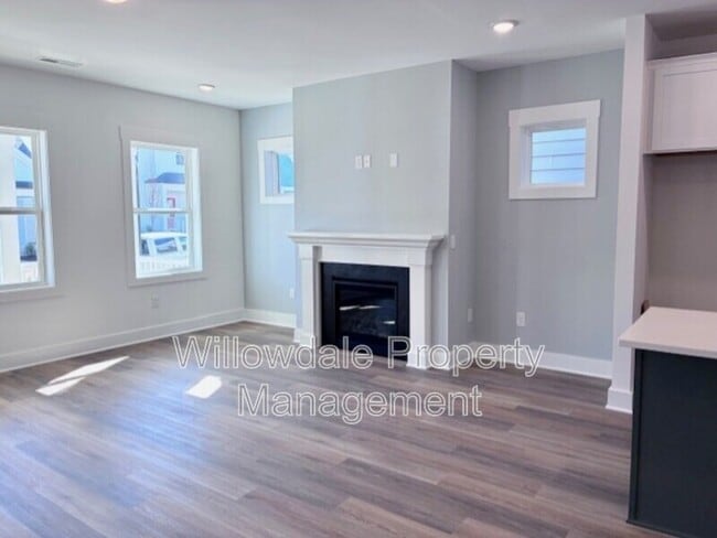 Building Photo - 565 Folk Song Wy