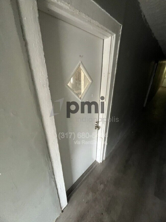 Building Photo - 215 1/2 S Madison Ave