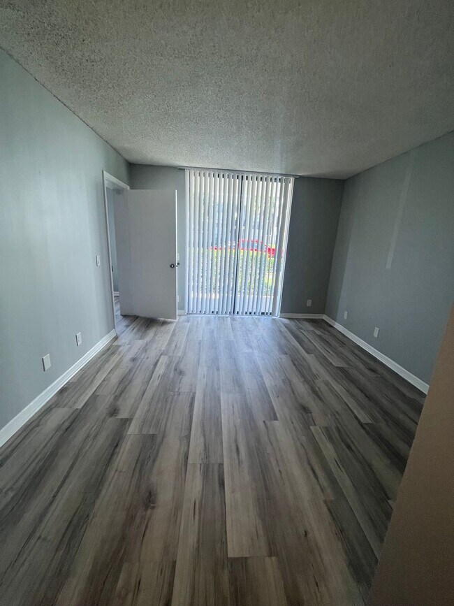 Building Photo - ONE BEDROOM ONE BATHROOM!! WATERFRONT COMMUNITY