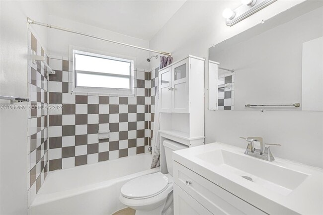 Building Photo - 1715 NE Miami Gardens Dr