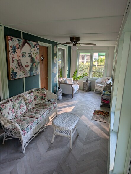 Three season front porch - 2421 Upham St