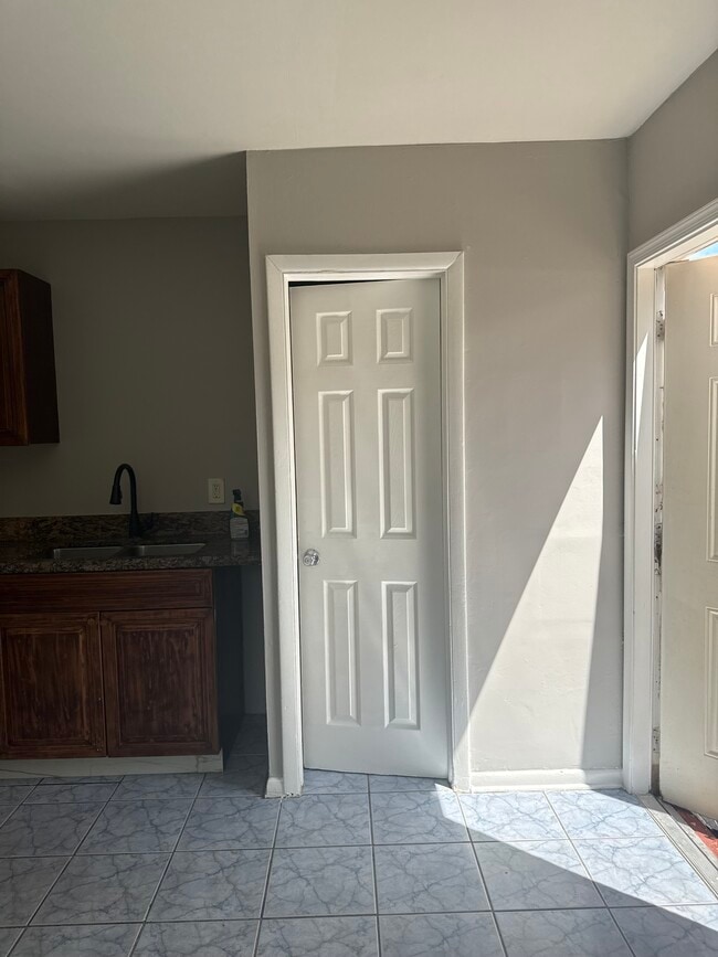 Building Photo - 438 Roseland Dr