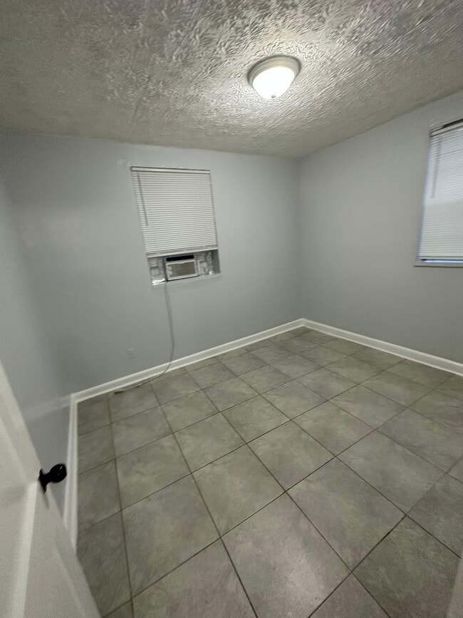 Building Photo - 1923-1925 Ella St