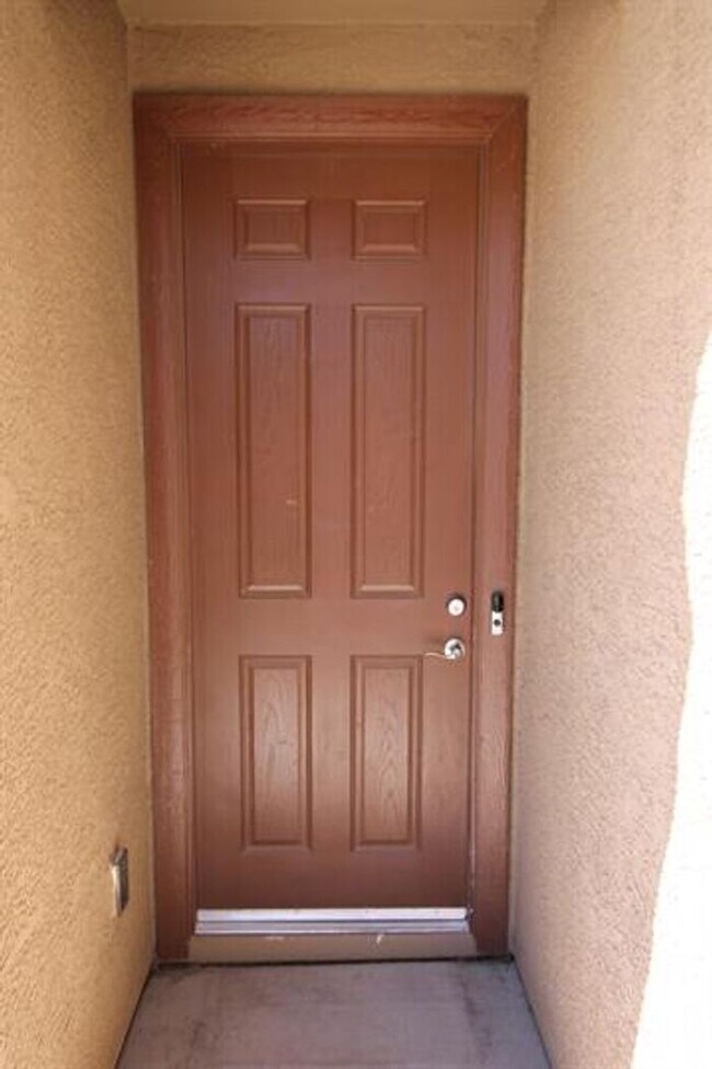 Building Photo - Desirable La Estancia Neighboorhood