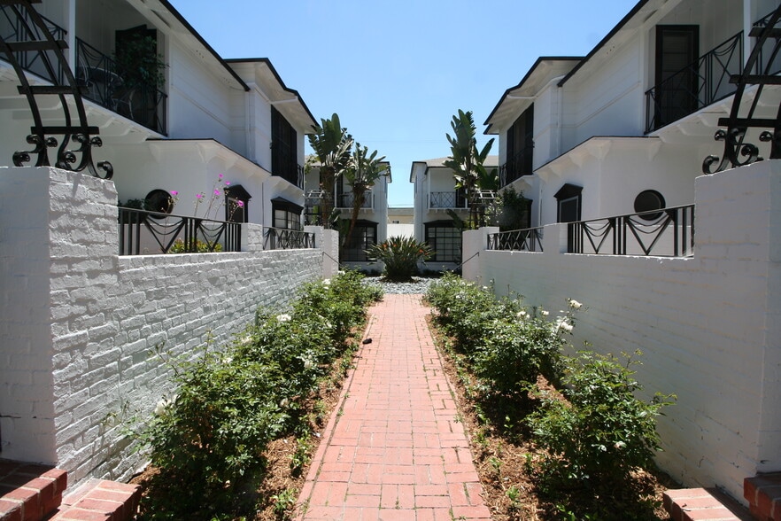 Building Photo - 9962 Durant Dr