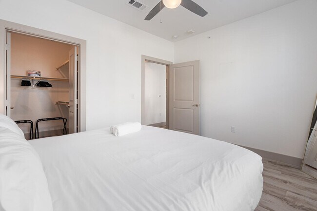 Building Photo - 12100 1/2 Ferrystone Glen Drive-SI ID1240329P