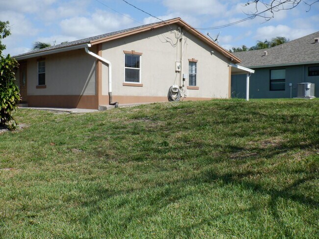 Building Photo - 1204 Sunset Rd