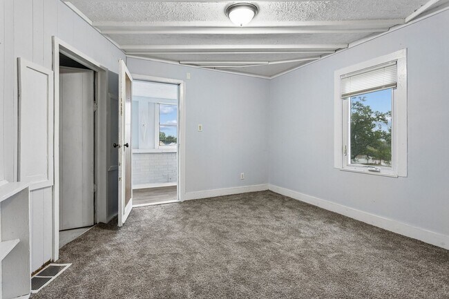 Building Photo - 511 Poppleton Ave