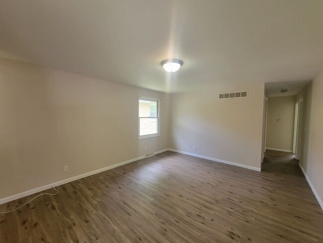 Building Photo - 3 +bedrooms /2 bath + Attached 2-car Garage Home -Available Now in Peoria!