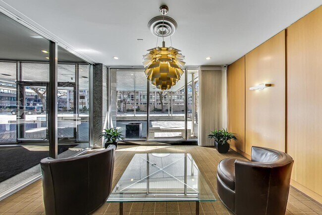 Building Photo - 2930 N Sheridan Rd