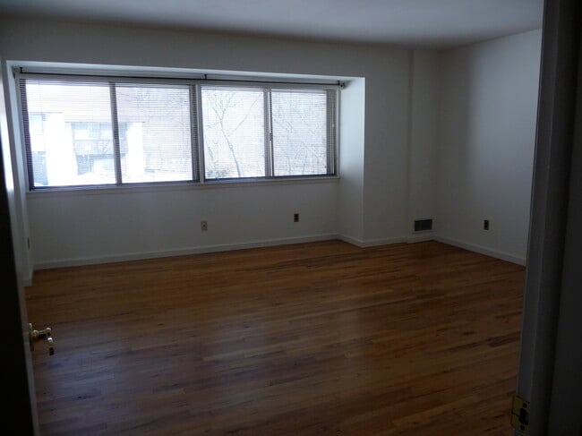 Building Photo - 160 Mead Ave