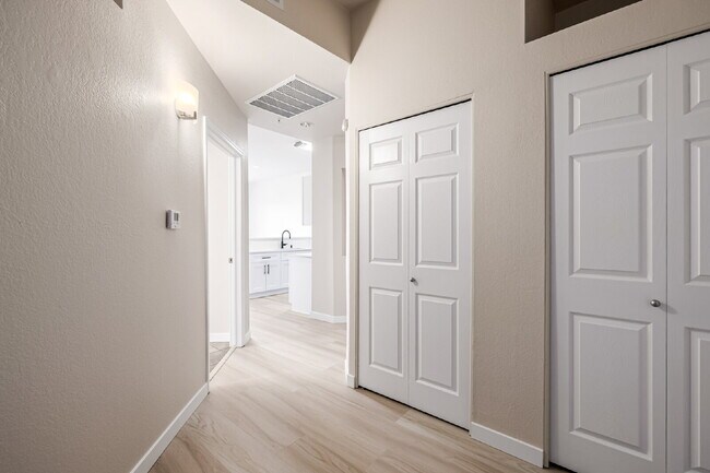 Building Photo - A Great modern 2 Bed / One bath for rent