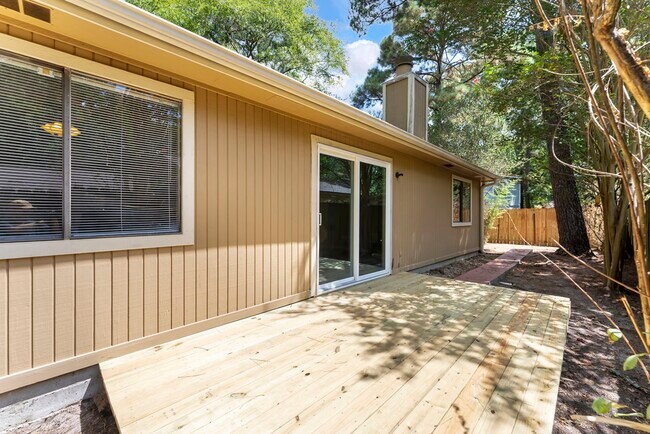 Building Photo - 1010 E Red Cedar Cir