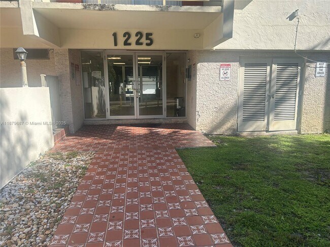 Primary Photo - 1225 NE 124th St