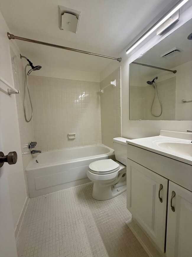 Building Photo - Ready now! Huge 1 bedroom condo in Annapolis!