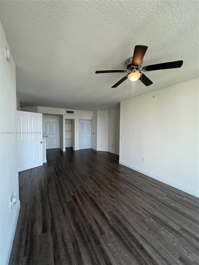 Building Photo - 987 SW 37th Ave