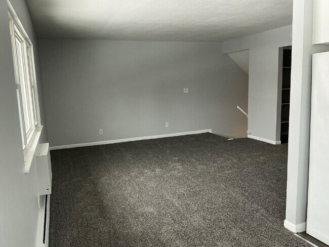 Building Photo - Spacious One-Bedroom unit on Pullman Ave!