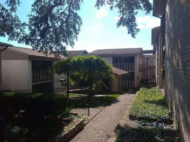 Building Photo - 1304 Summit St