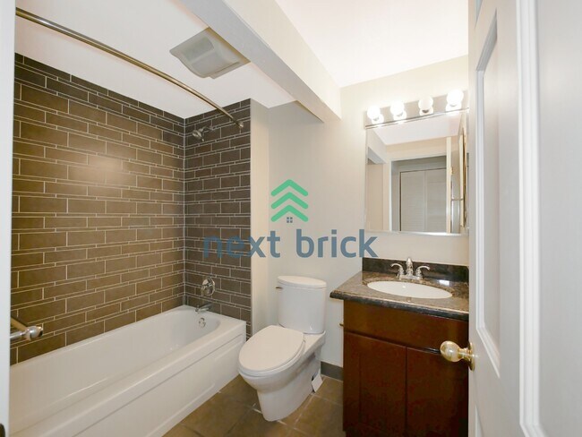 Building Photo - 2 Bed 1Bath Waterfront View Condo Available for Rent!