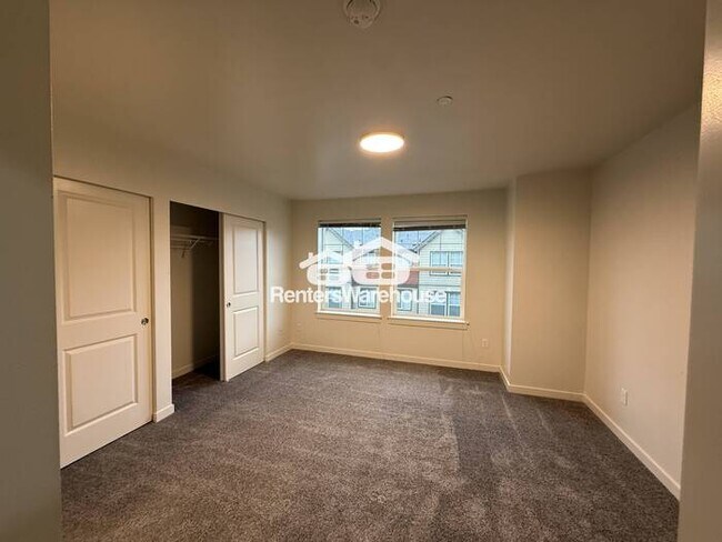 Building Photo - Modern condo, conveniently located!