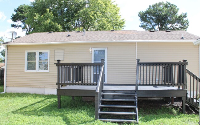 Building Photo - Great Three Bedroom Home