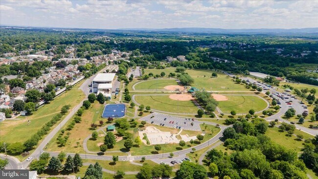 Building Photo - 250 N Mulberry St