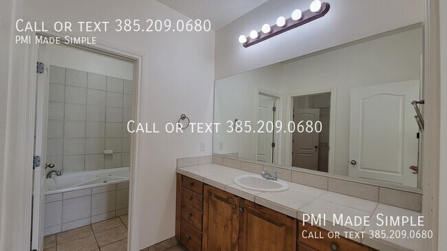 Building Photo - 3042 E Somerset Dr