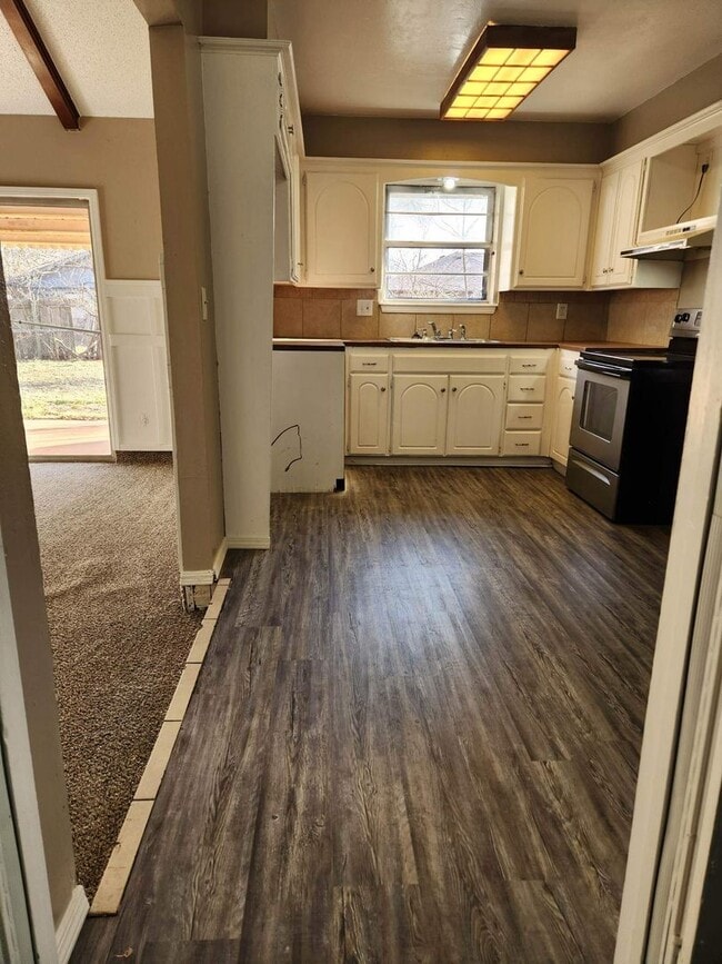 Building Photo - Charming 5 Bedroom!!